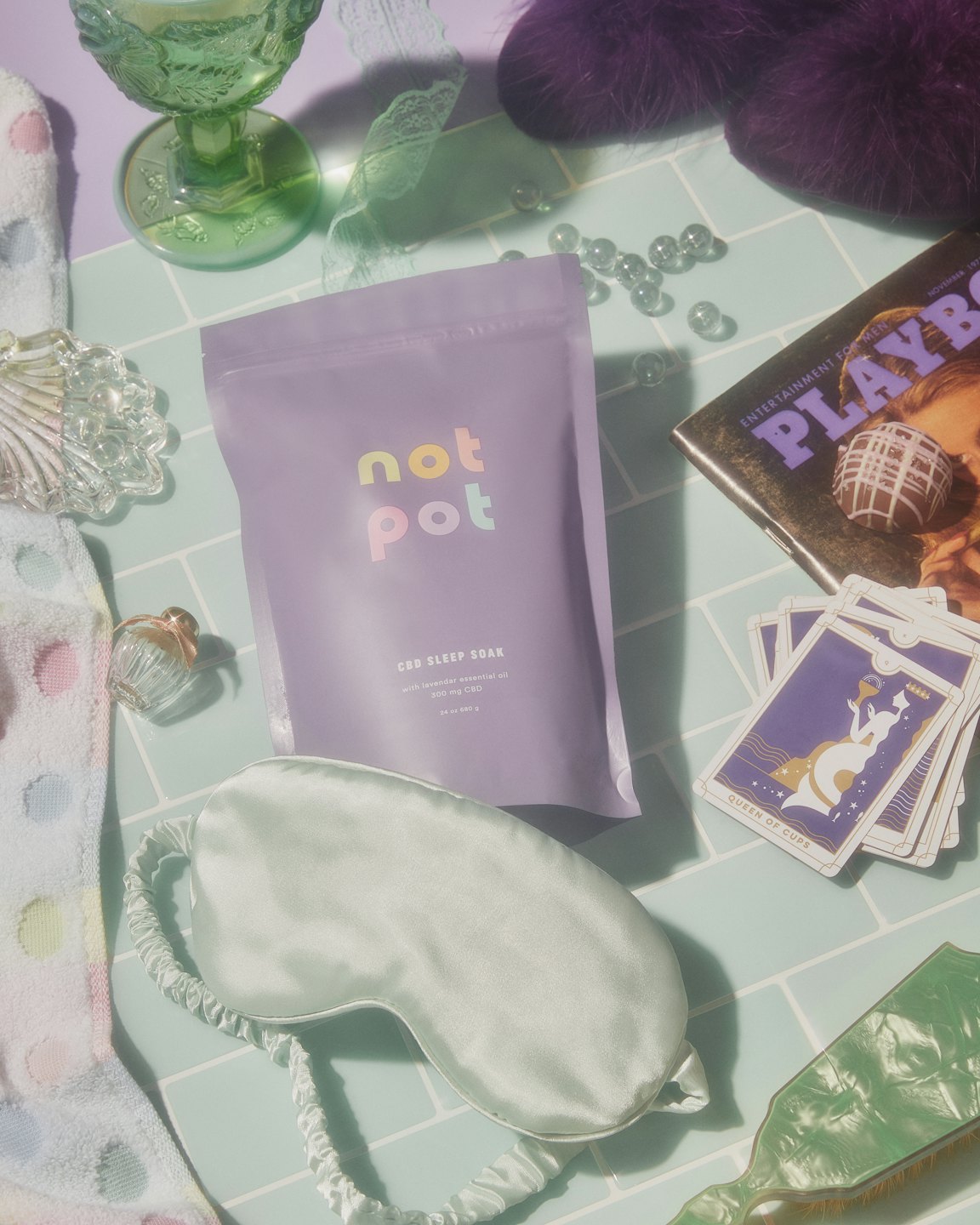Entspannungsprodukte wie eine Seidenmaske und Tarotkarten.