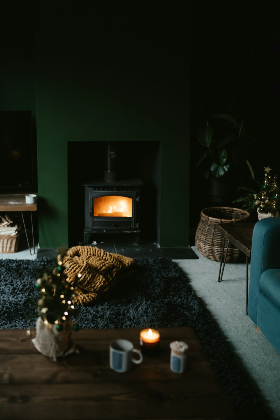 Ein Holzofen glüht warm in einem gemütlichen Wohnzimmer.